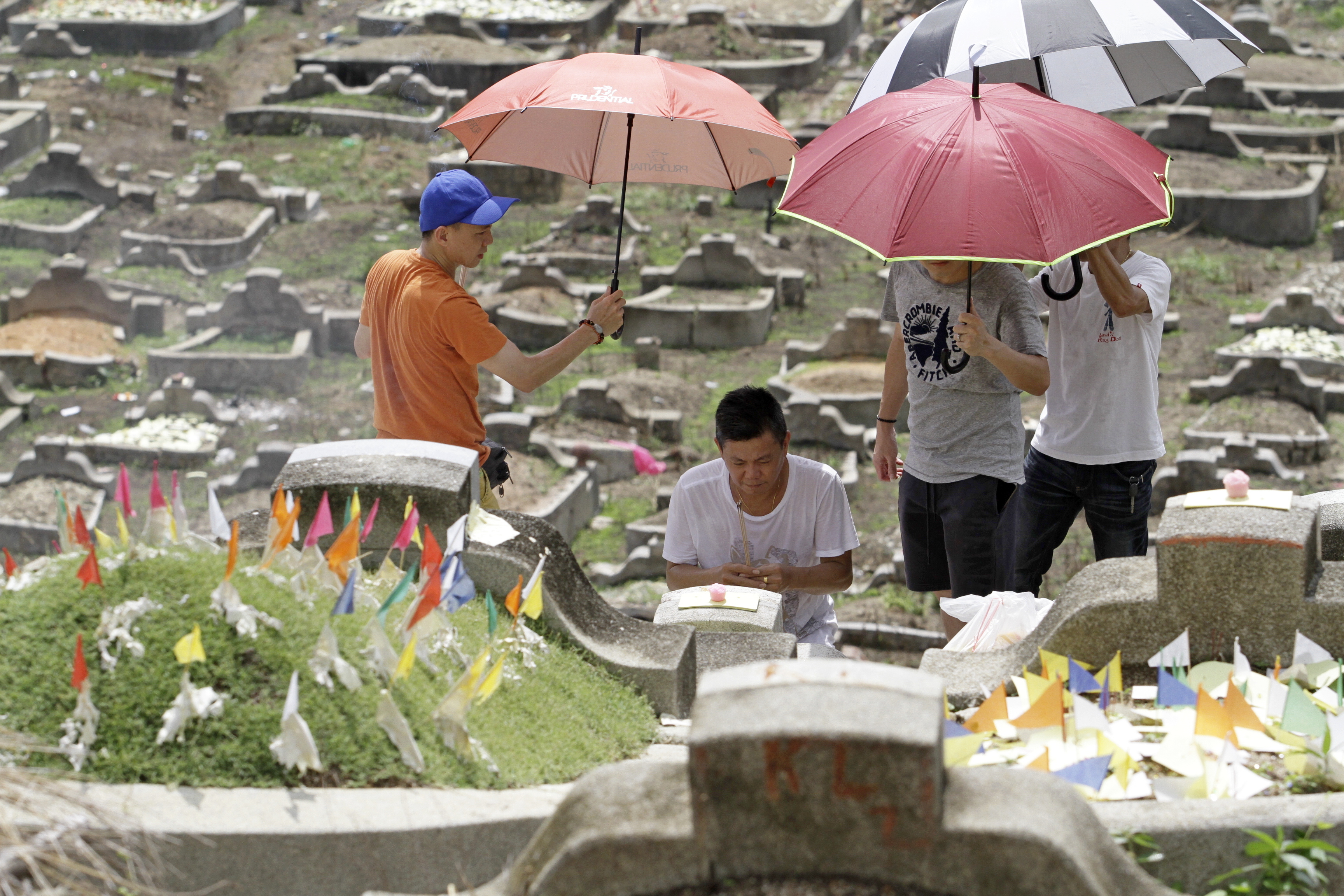 Cemeteries offer proxy service for Qing Ming